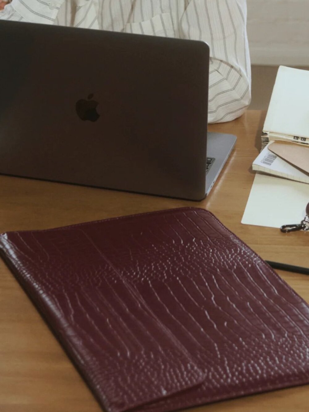 INSERIF Burgundy Lizard Texture Personalized Laptop Sleeve with Stand